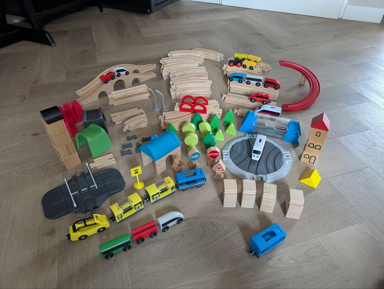 Treinbaan set van hout met treinen en accessoires, Ophalen, Gebruikt