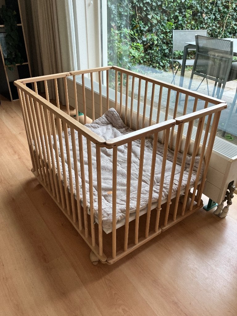 Houten box van Petit Amelie + boxkleed, Ophalen, Gebruikt, Vierkant, Wieltjes