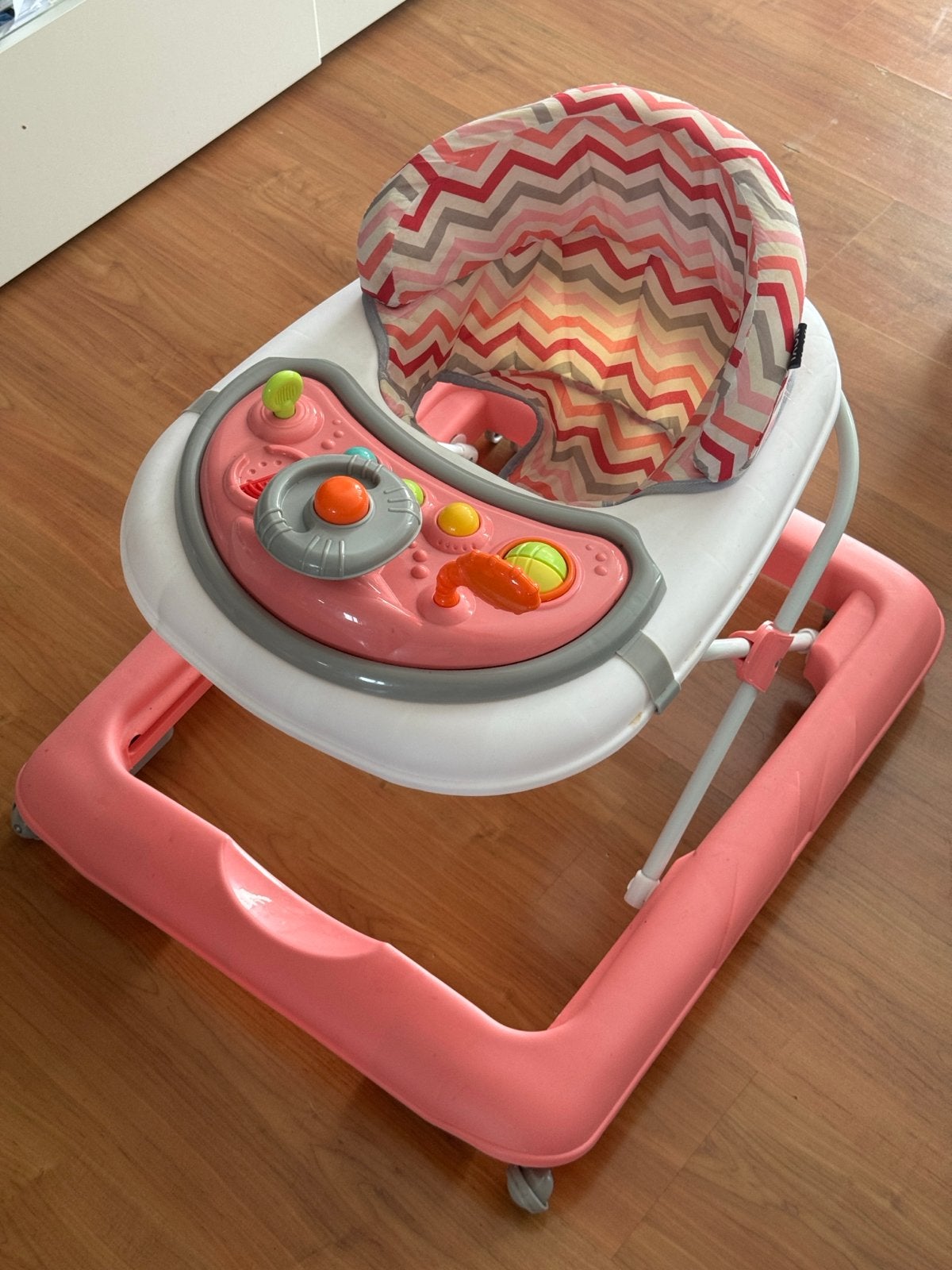 Roze baby loopstoel met via knoppen te activeren geluidjes., Ophalen, Gebruikt