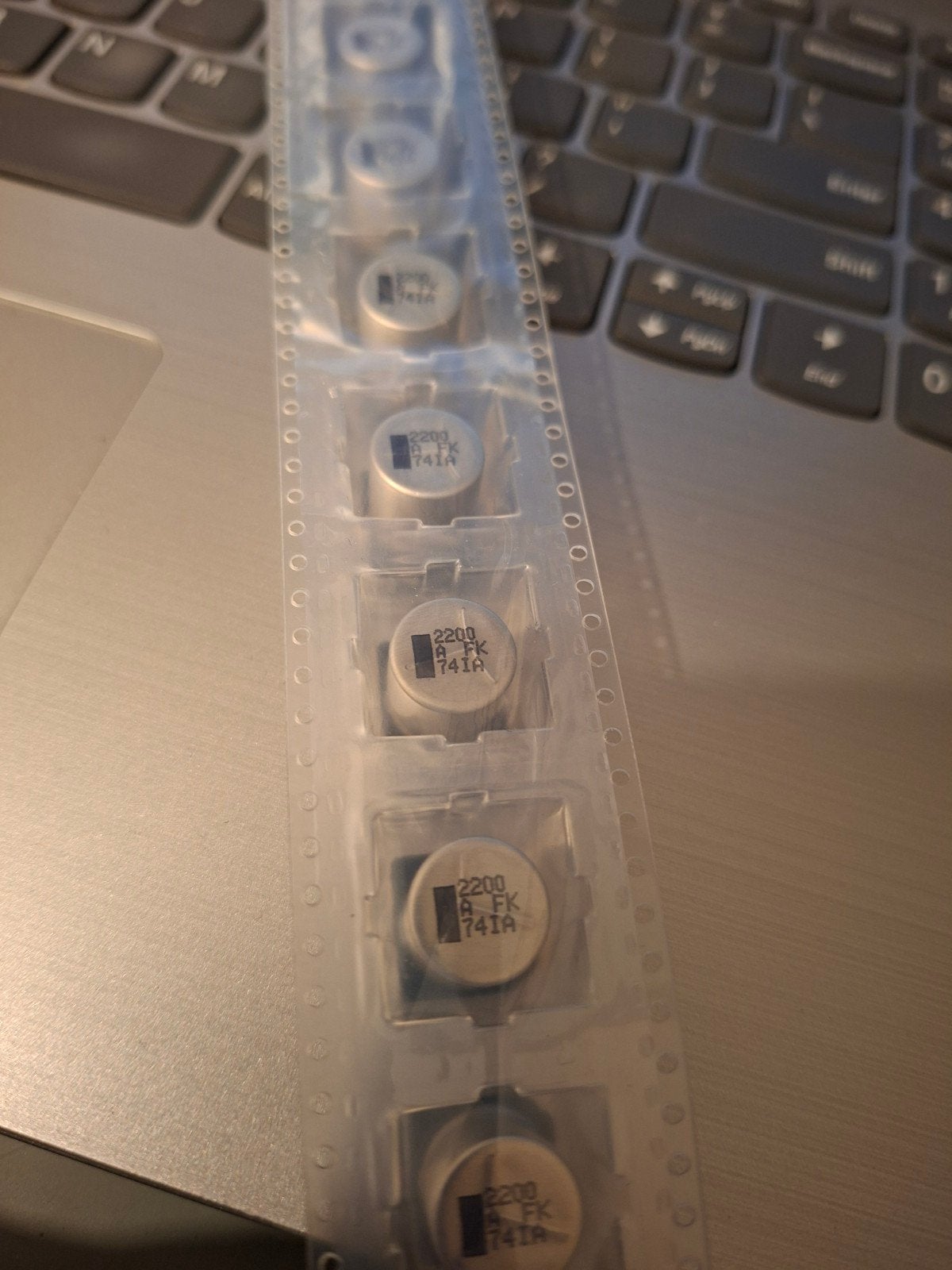 SMD Elco van Panasonic 2200uF 10V afmeting 12,5x13,5mm, Ophalen of Verzenden, Nieuw