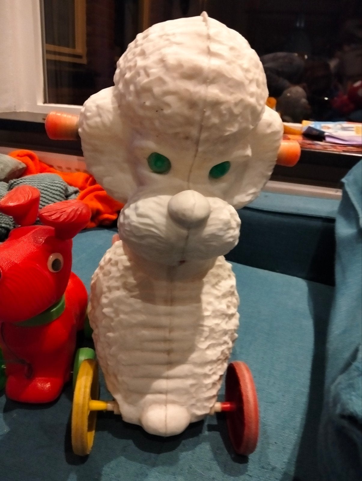 Vintage set: plastic poedel en rood hondje op wielen, Ophalen