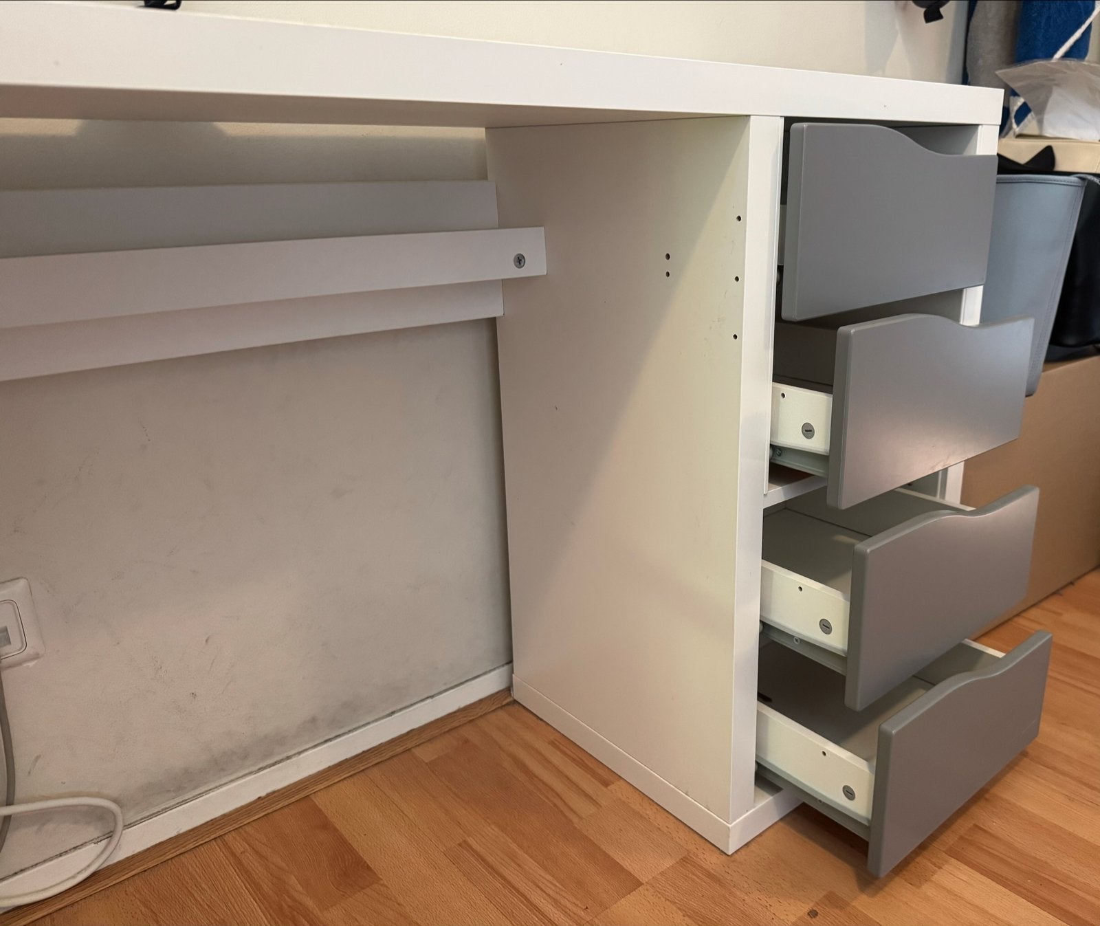 Wit bureau met lades. White desk with shelves., Ophalen, Gebruikt, Met lades, Spaanplaat of MDF