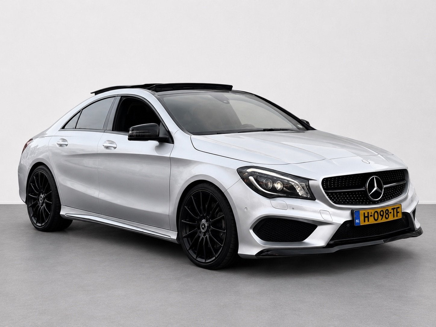 Mercedes-Benz CLA-klasse 180 Prestige 175Pk+ABCuitlaat+Pano+, Gebruikt, Euro 6, 4 cilinders, 715 kg
