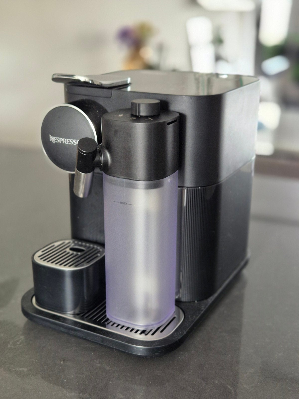 Nespresso De'Longhi gran Lattissima zwart, Ophalen, Koffiepads en cups, Koffiemachine, Zo goed als nieuw