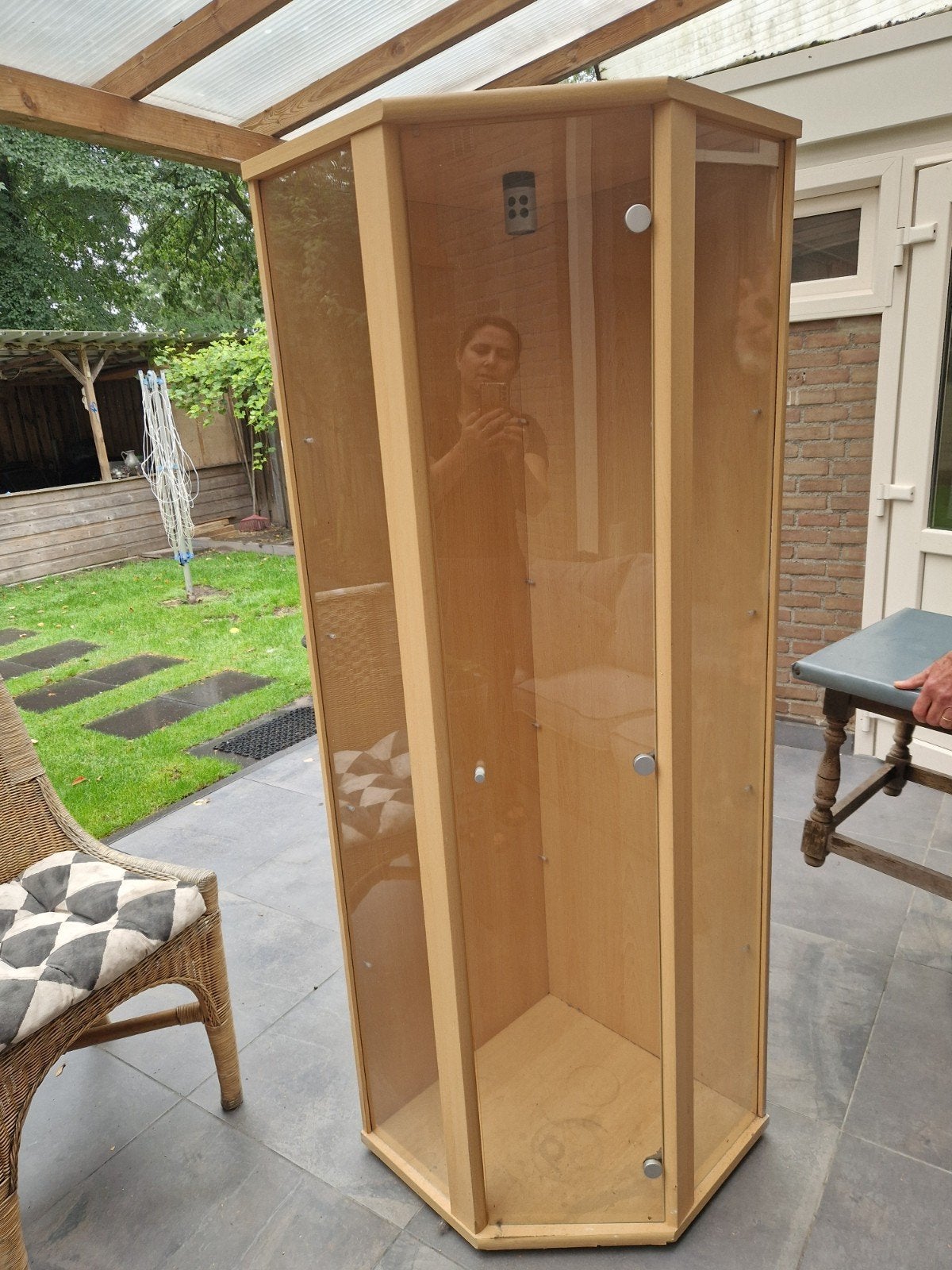 Glazen vitrinekast met houten frame, Huis en Inrichting, Kasten | Vitrinekasten, Ophalen, Glas, 50 tot 100 cm, Modern