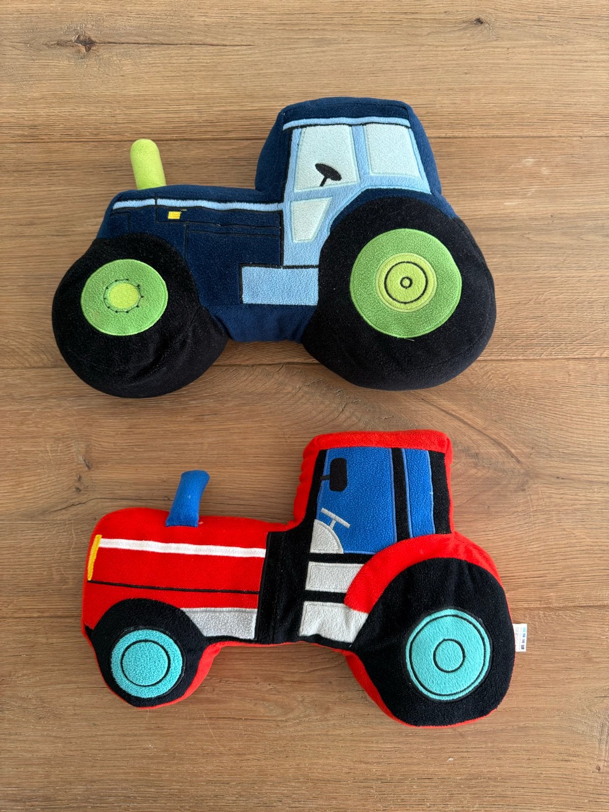 2 Hiccups tractor knuffels/kussens, rood en blauw, Ophalen of Verzenden, Gebruikt, Overige typen