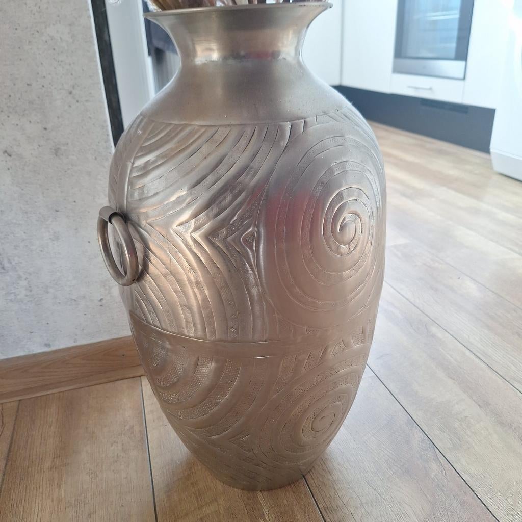 Grote decoratieve metalen vaas met reliëf, Ophalen, Zo goed als nieuw, Overige kleuren, Overige materialen