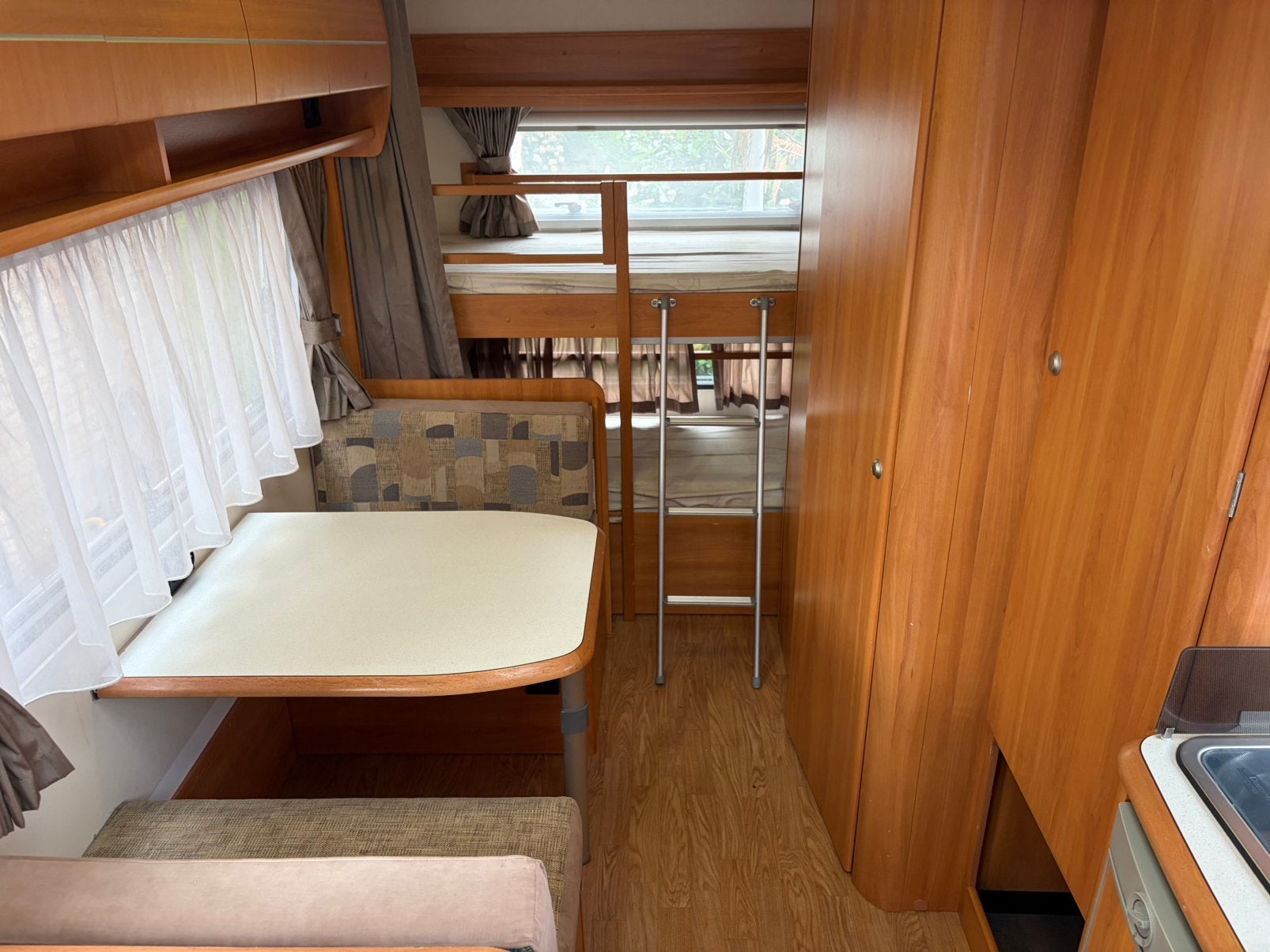 Homestar HR48 (2009) caravan ideale indeling voor gezinnen, Home Star, Treinzit, Dwars-stapelbed, 4 tot 5 meter