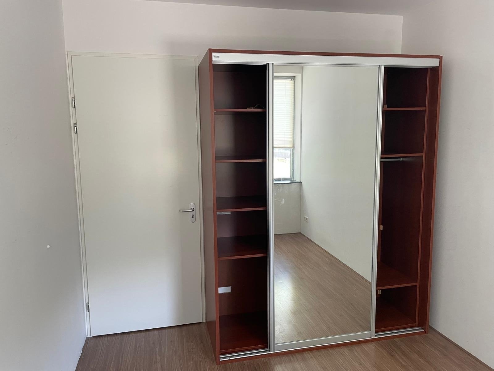 Gratis Kledingkast met schuifdeuren en spiegel, Ophalen, Met plank(en), Gebruikt, 100 tot 150 cm