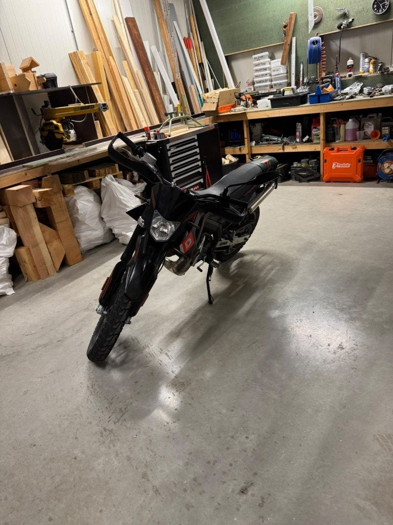 Derbi Senda X-Treme 50 SM Limited Edition 2021 | Origineel |, Ophalen, 6 versnellingen, Maximaal 45 km/u, Zo goed als nieuw