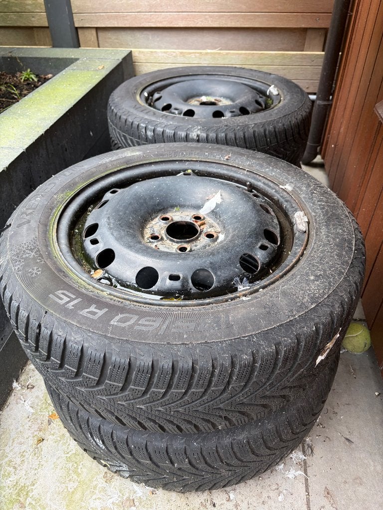 Vredestein winterbanden 185/60 R15 op zwarte stalen velgen, Ophalen, Gebruikt, 15 inch, Banden en Velgen