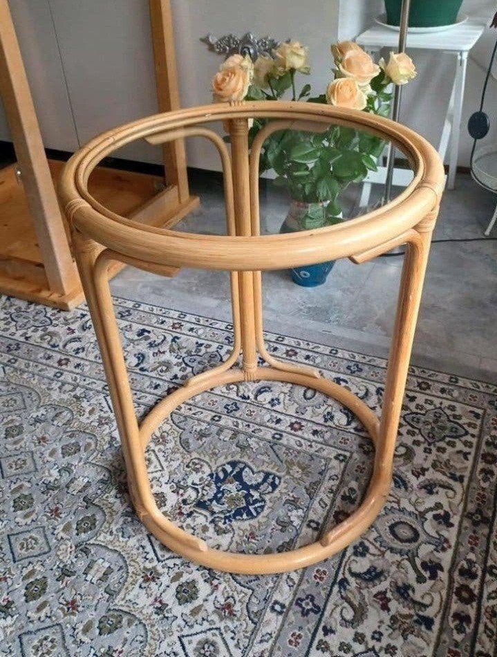 Rotan bijzettafel met glazen blad, Huis en Inrichting, Tafels | Bijzettafels, Overige materialen, Minder dan 55 cm, Gebruikt, Rond