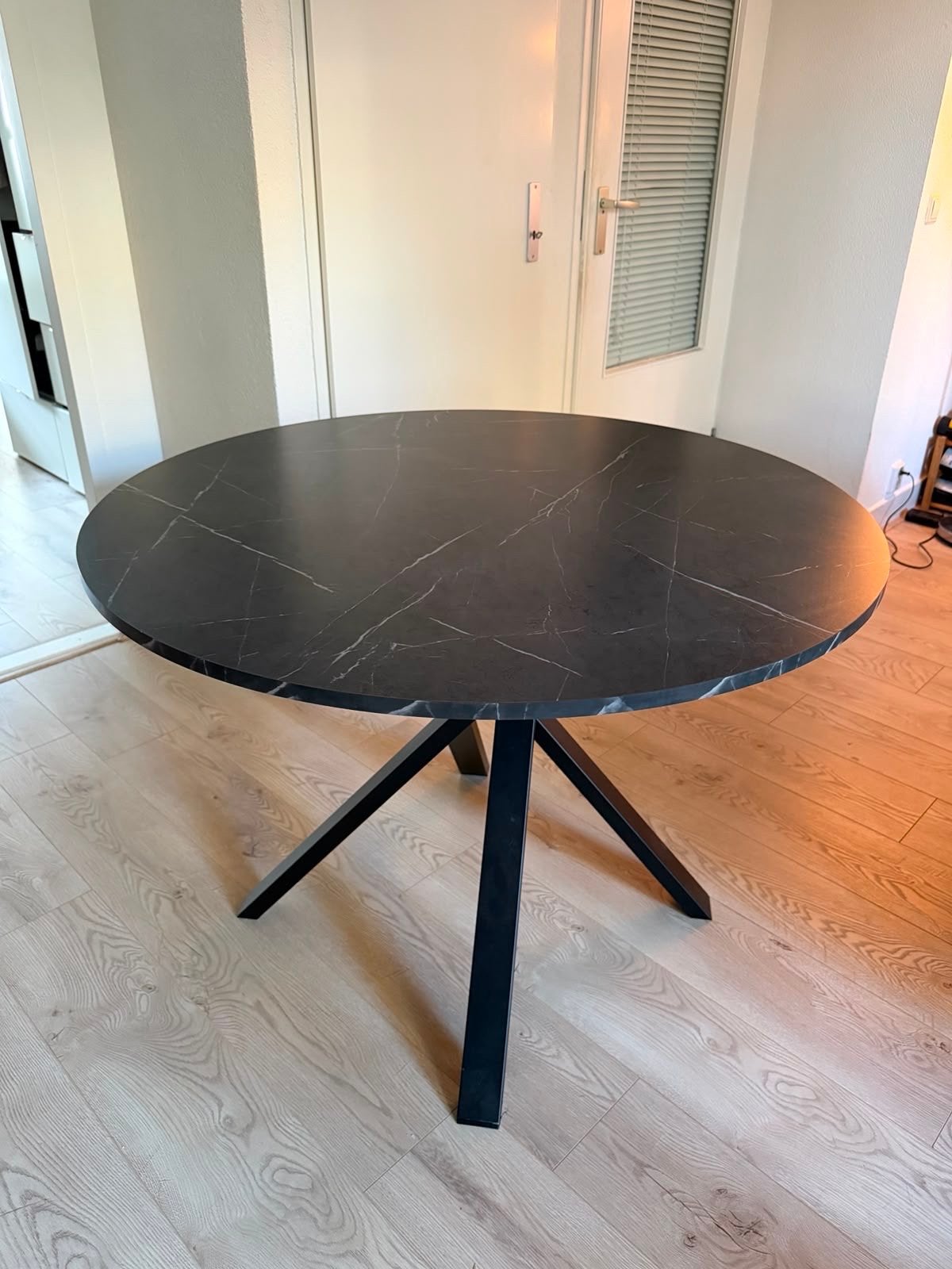 Ronde tafel zwart marmerpatroon 105 cm IKEA MARIEDAMM, Huis en Inrichting, Tafels | Eettafels, Ophalen, Overige materialen, 100 tot 150 cm