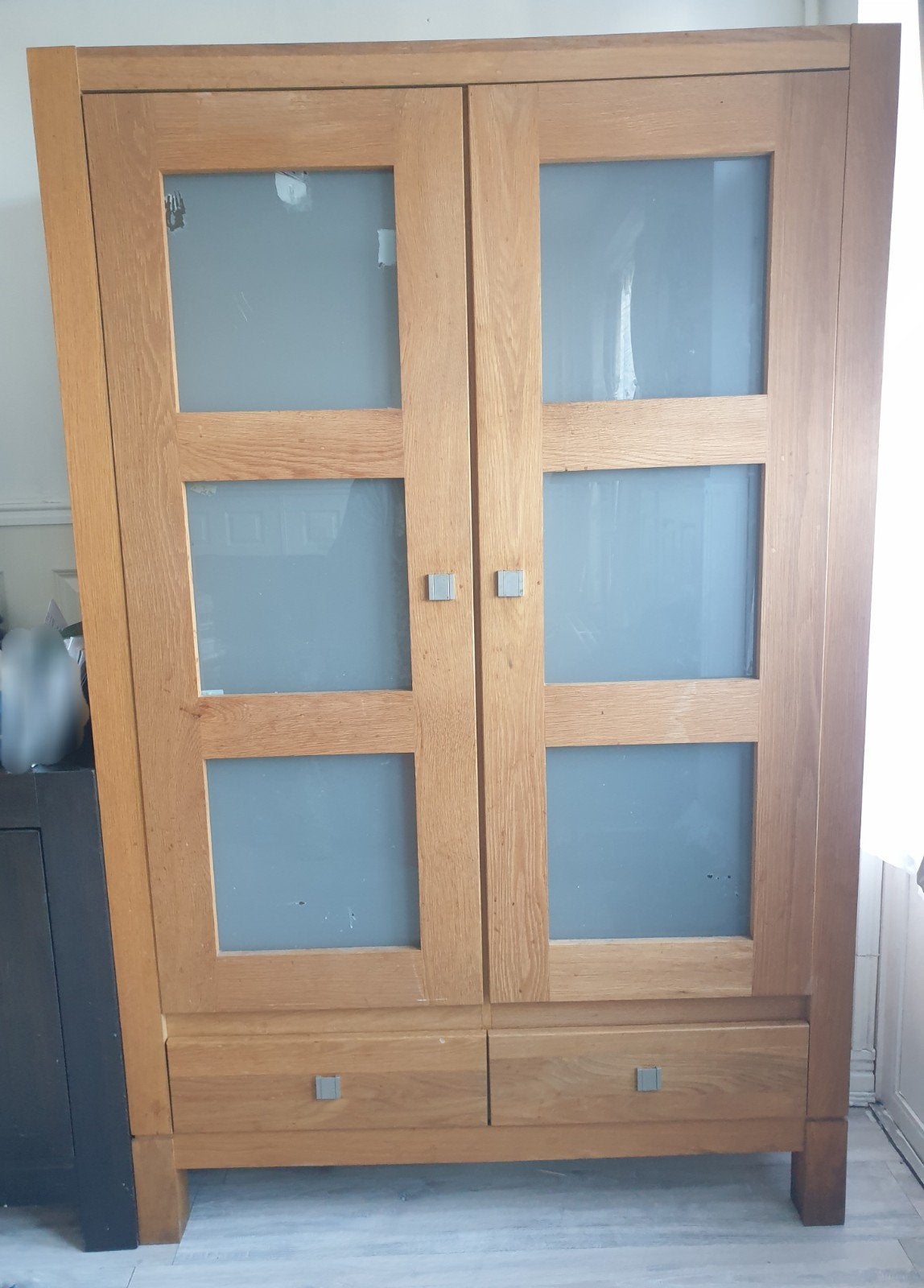 Gebruikte Massief eiken vitrinekast met matglazen deuren., Ophalen, Gebruikt, 100 tot 150 cm, 150 tot 200 cm