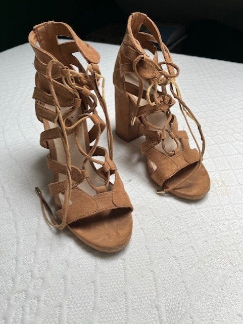 bruine 'suède' sandaal met hoge hak, Bruin, Zo goed als nieuw, Sandalen of Muiltjes, Bershka
