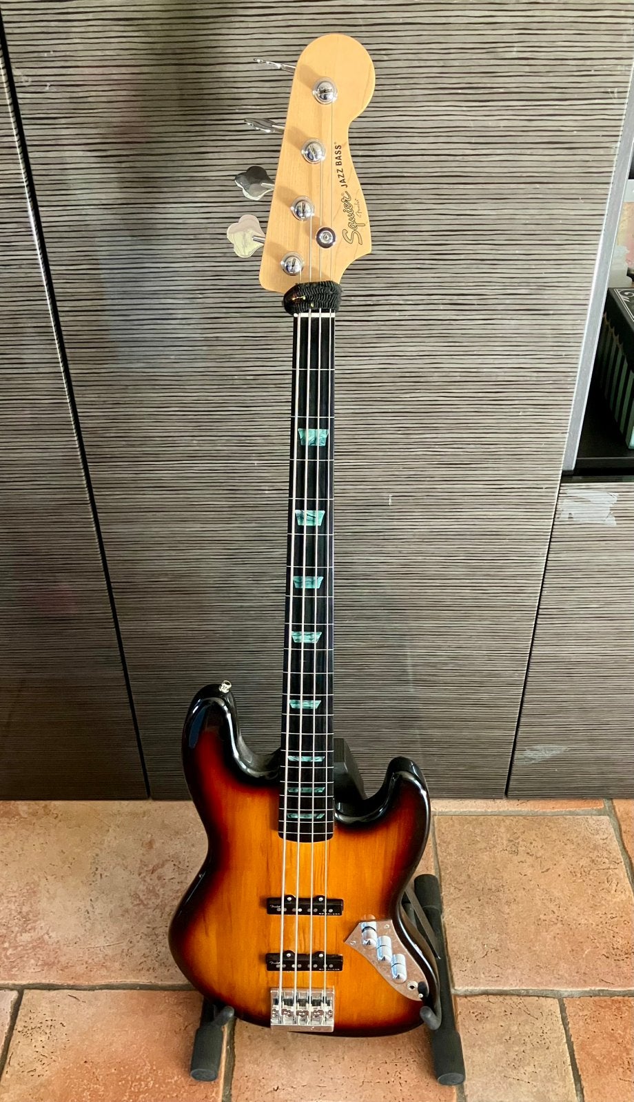 Squier fretloze basgitaar 4 snarig, Muziek en Instrumenten, Snaarinstrumenten | Gitaren | Bas, Ophalen, Gebruikt, Elektrisch