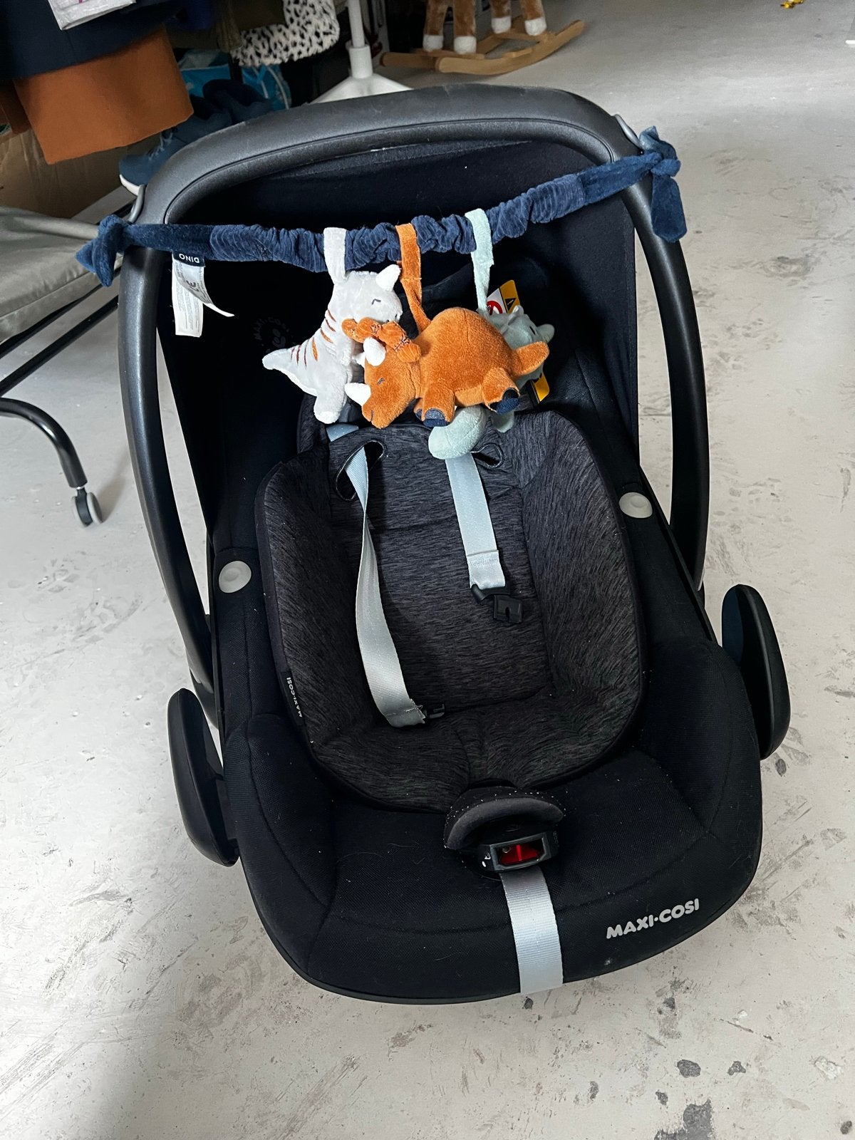 Maxi Cosi Pebble i-Size met zitverkleiner en dinohanger, Ophalen, Autogordel of Isofix, Zijbescherming, Zo goed als nieuw