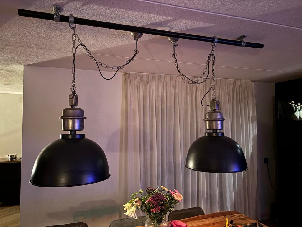 2 Industriële hanglampen Vandeheg met stang en bevestiging, Huis en Inrichting, Lampen | Hanglampen, Ophalen, Zo goed als nieuw