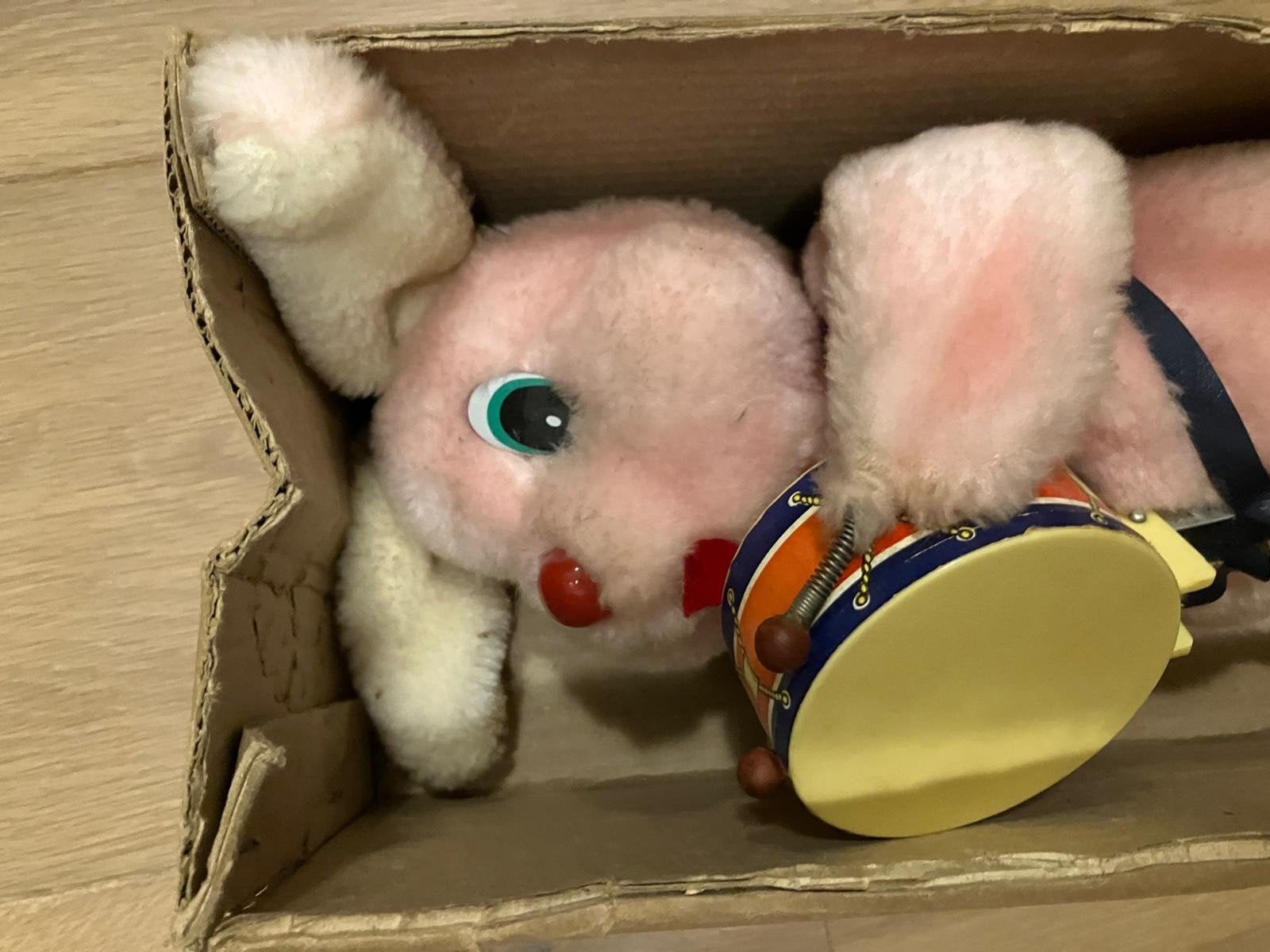Vintage Drumming Bunny - Roze Konijn met Trommel, Met doos, Gebruikt, Konijn, Ophalen of Verzenden