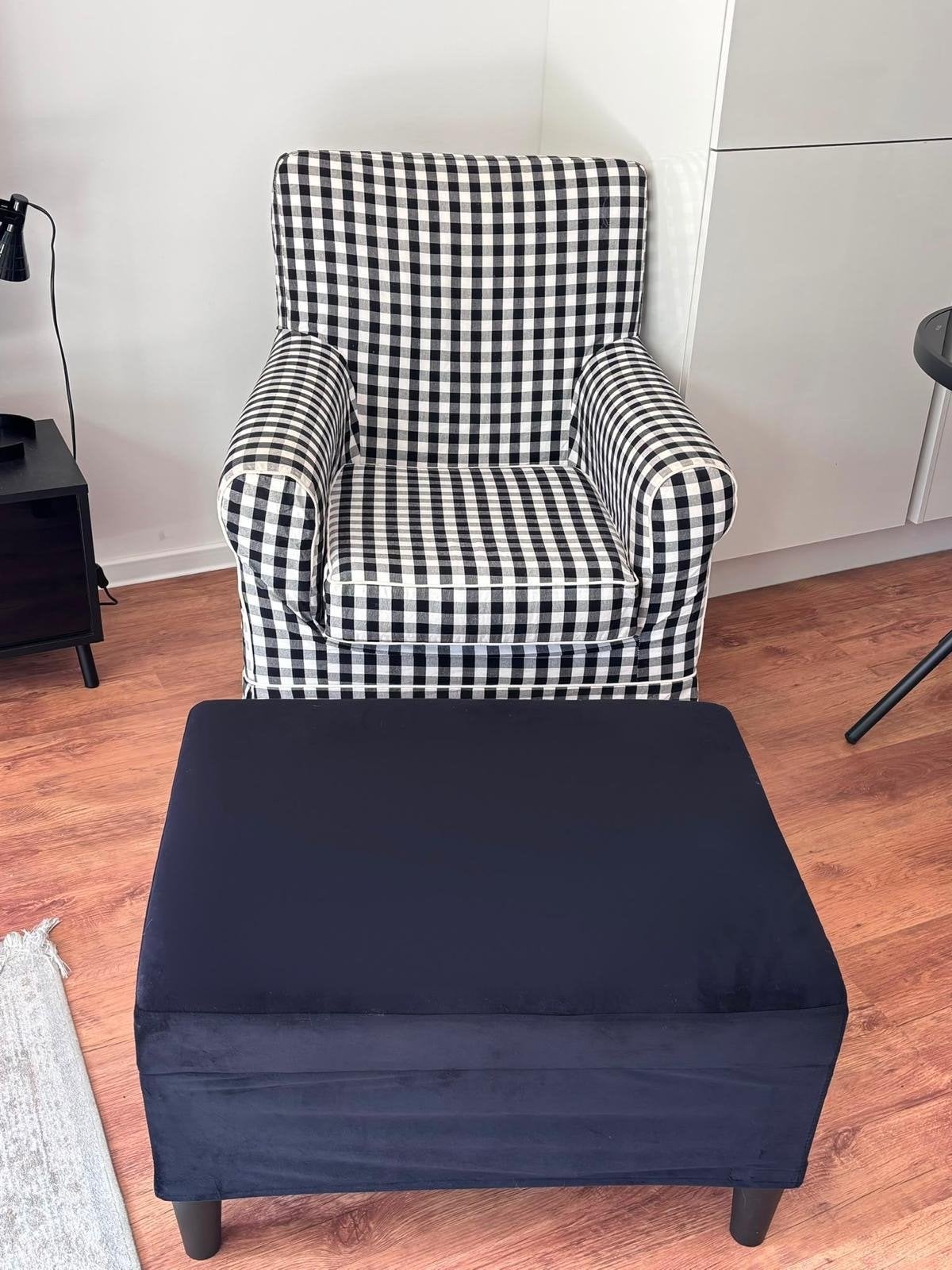 Geruite fauteuil met fluwelen voetenbank, Huis en Inrichting, Fauteuils, Ophalen of Verzenden, Gebruikt, Stof, 75 tot 100 cm