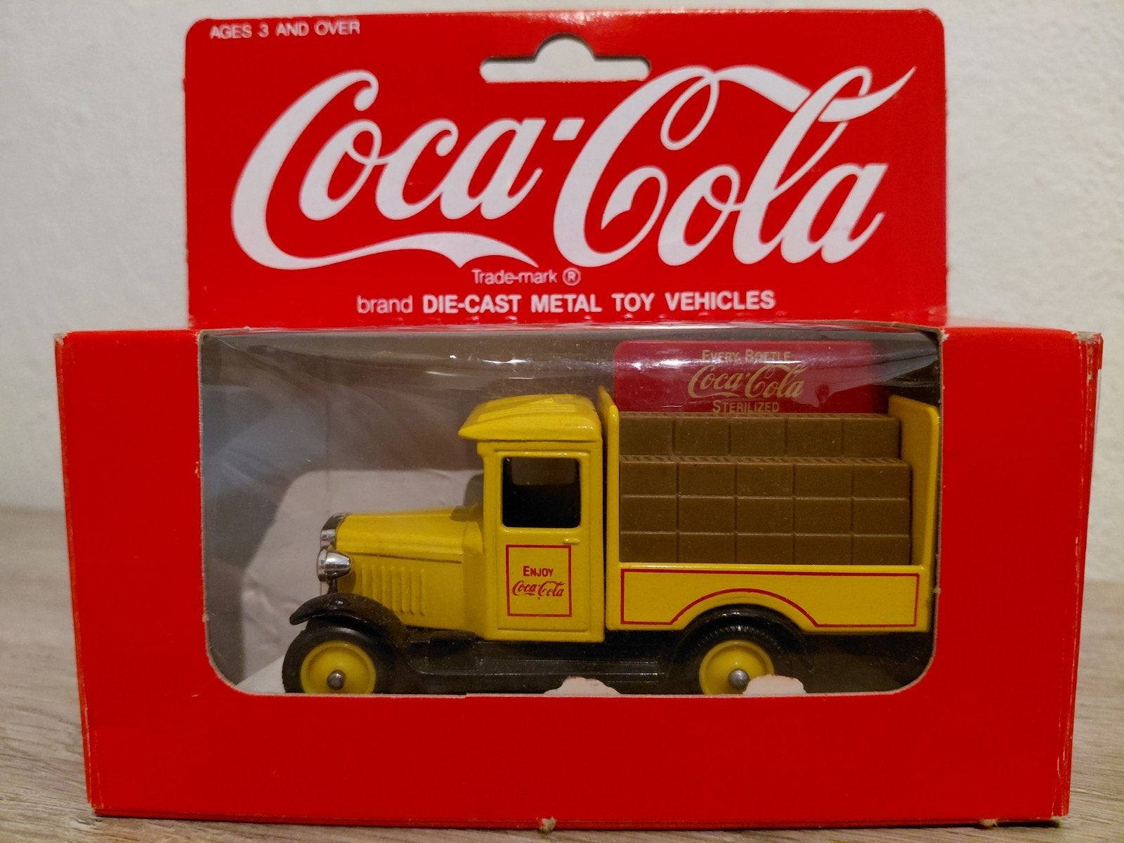 'Coca-Cola' Chevrolet Box Van, Hobby en Vrije tijd, Overige merken, Verzenden, Groter dan 1:32, Nieuw