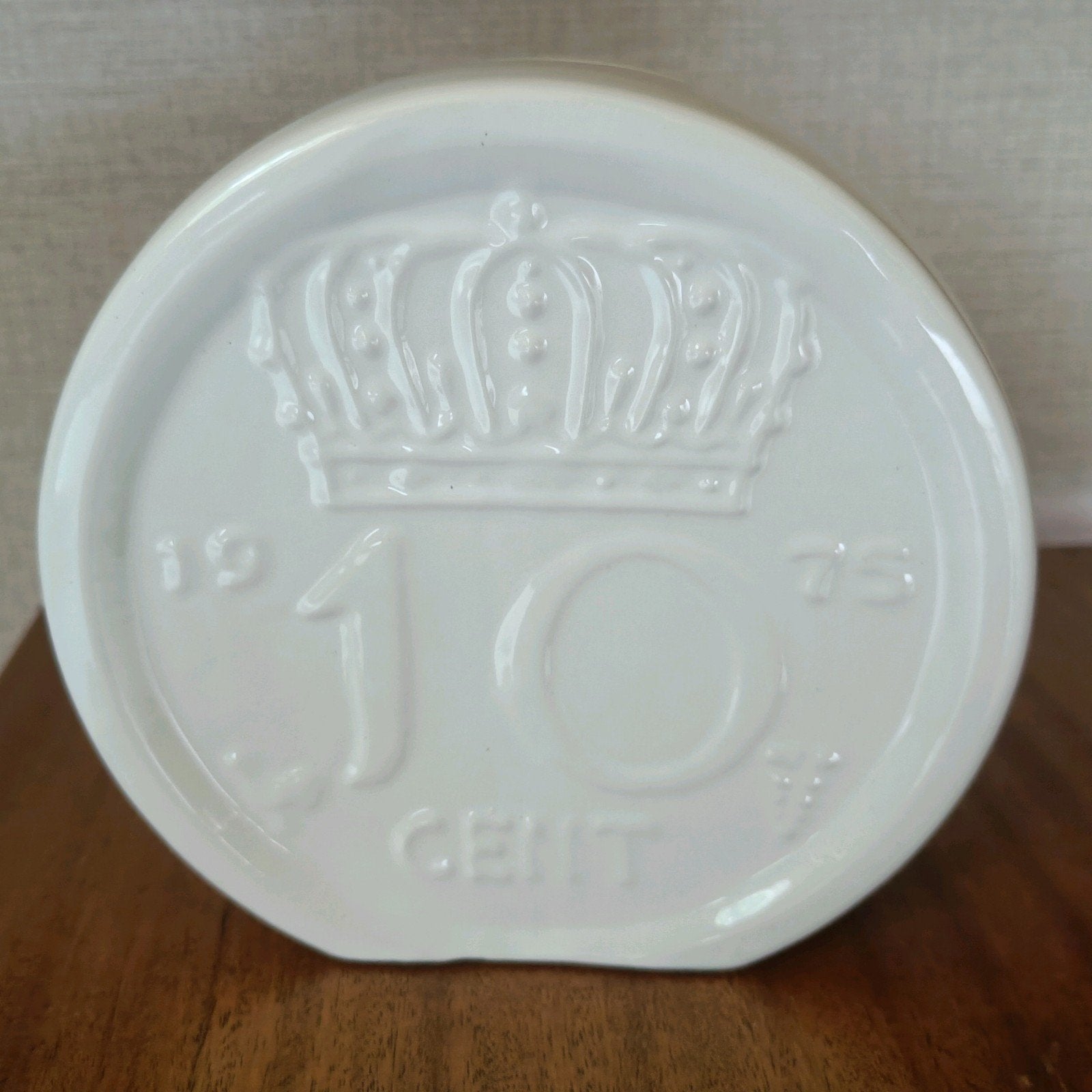 Aardewerken spaarpot van 10 cent uit 1975. Koningin Juliana, Ophalen of Verzenden, Gebruikt, Steen, Aardewerk of Keramiek, Overige thema's