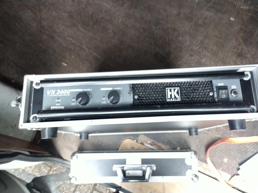HK VX2400 versterker in flightcase, Muziek en Instrumenten, Ophalen, Gebruikt, 1000 watt of meer, P.A.