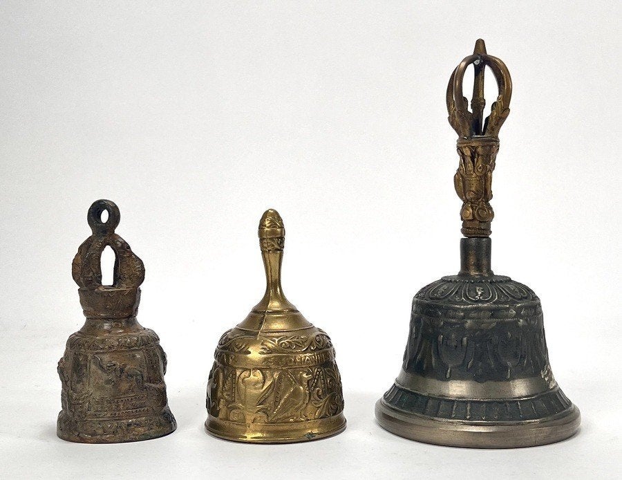 860. Bellen – Ghanta, evangelistenbel en handbel, 20e eeuw, Ophalen of Verzenden, Brons