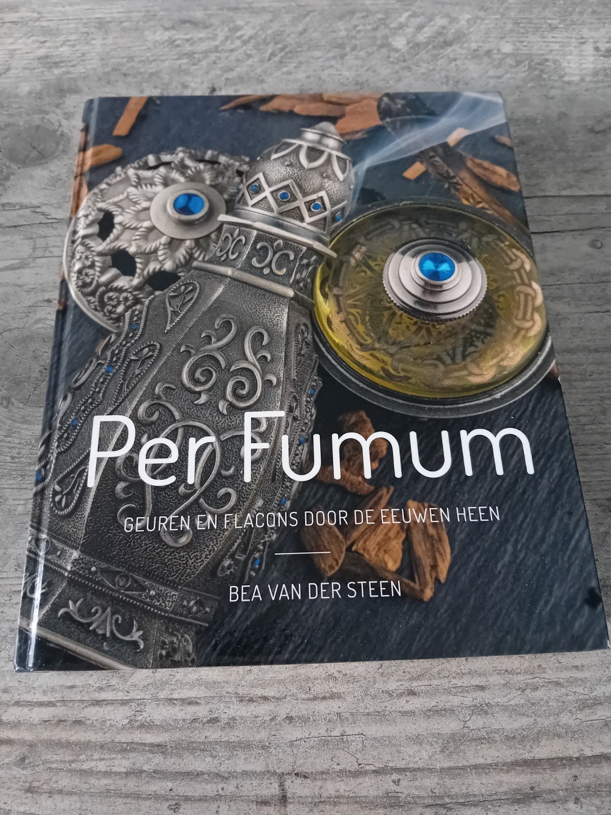 Per Fumum: Geuren en Flacons door de Eeuwen Heen, Ophalen of Verzenden, Zo goed als nieuw, Bea van der Steen, Nederland