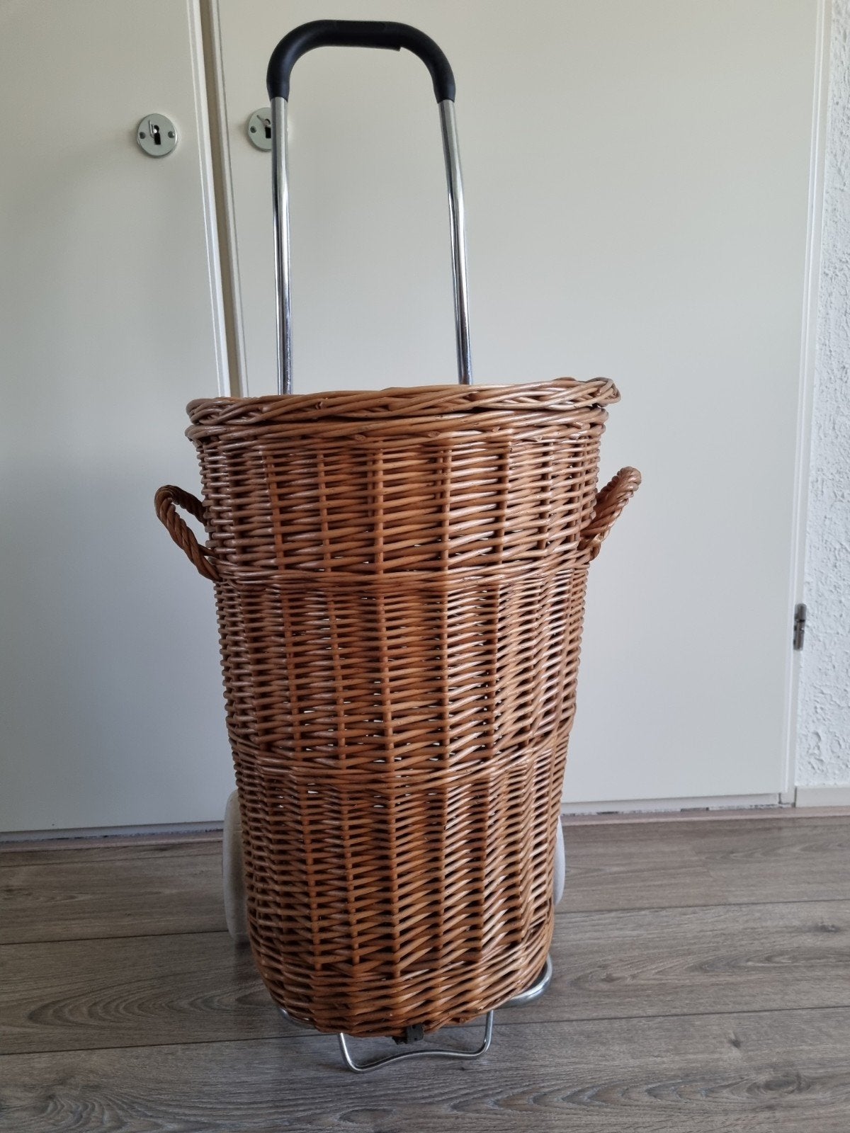 Superleuke hoge mand op een boodschaptrolley., Ophalen, Overige materialen, Mand, Zo goed als nieuw