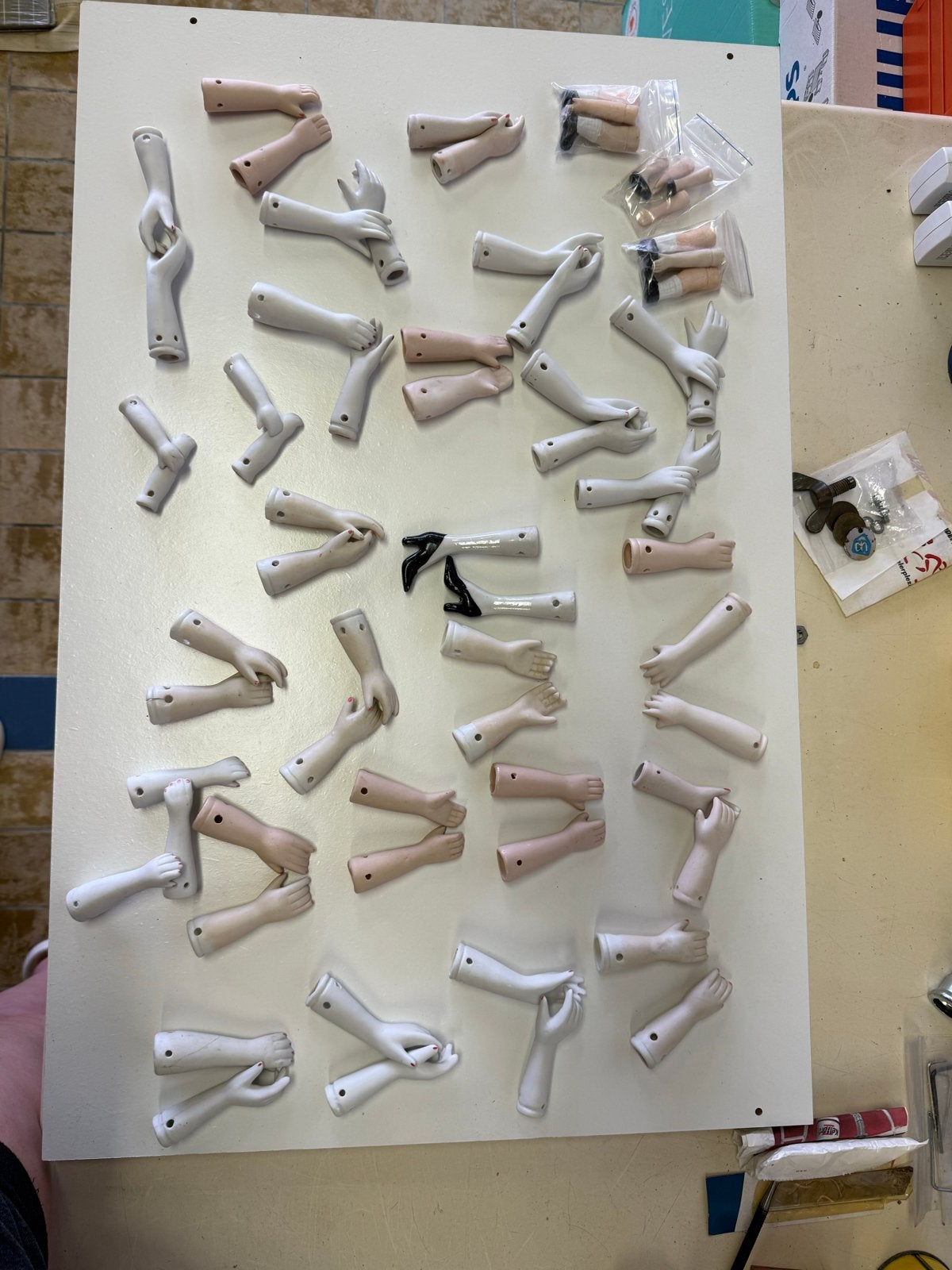 Diverse porseleinen pop onderdelen: armen, benen, voeten, Verzamelen, Ophalen, Gebruikt, Accessoires