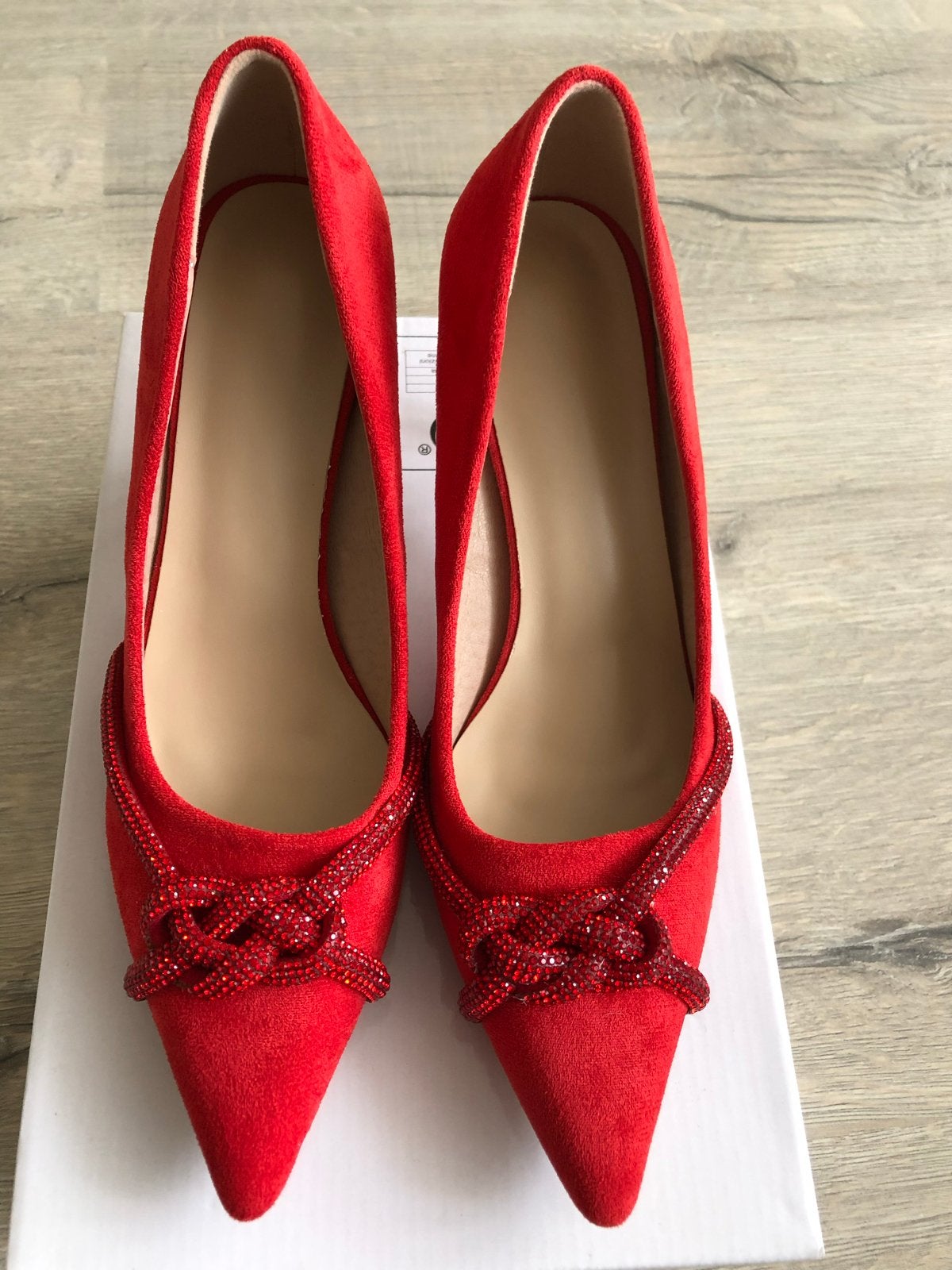 Rode suède pumps met strass details, Ophalen of Verzenden, Zo goed als nieuw, Rood, Pumps