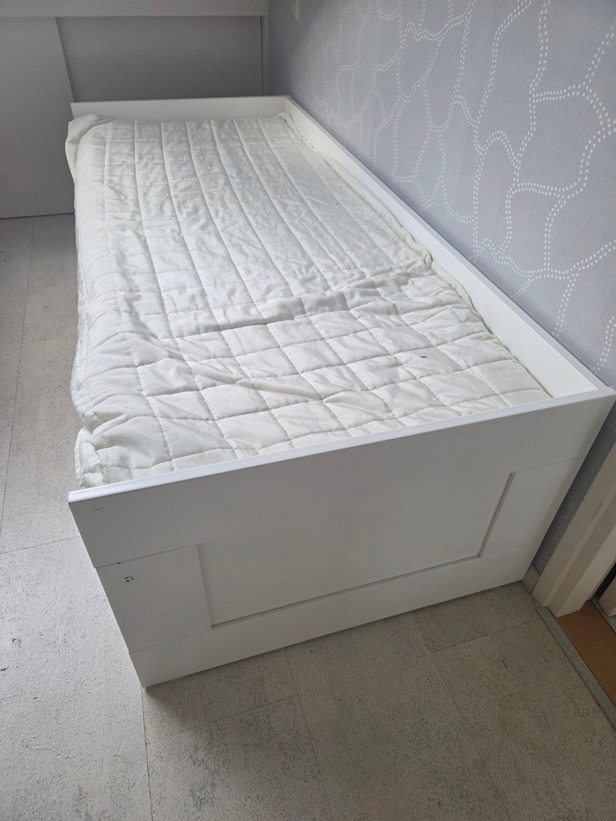 Bedbank Brimnes kan van 1 naar 2 persoonsbed., Huis en Inrichting, Slaapkamer | Bedden, Ophalen, Gebruikt, Wit, 80 cm
