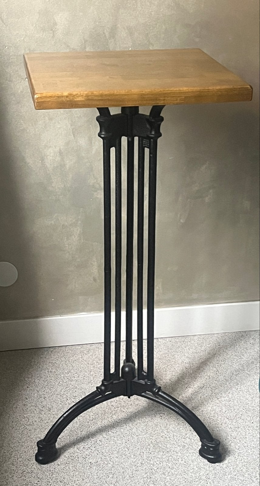 Hoge tafel met gietijzeren onderstel en houten blad, Ophalen, Gebruikt