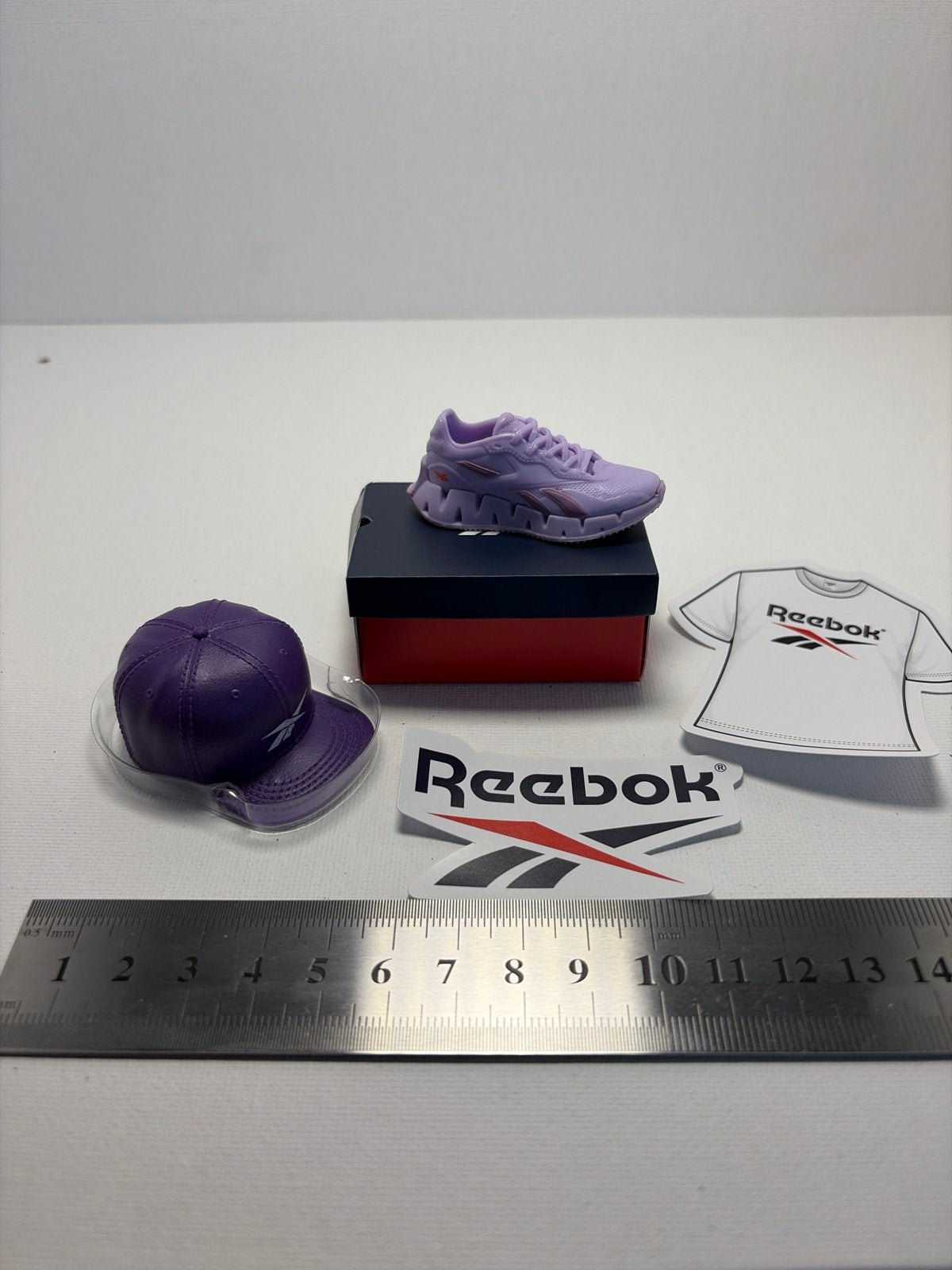 Reebok miniatuur set: schoen, pet, shirt en doosje, Ophalen of Verzenden, Nieuw