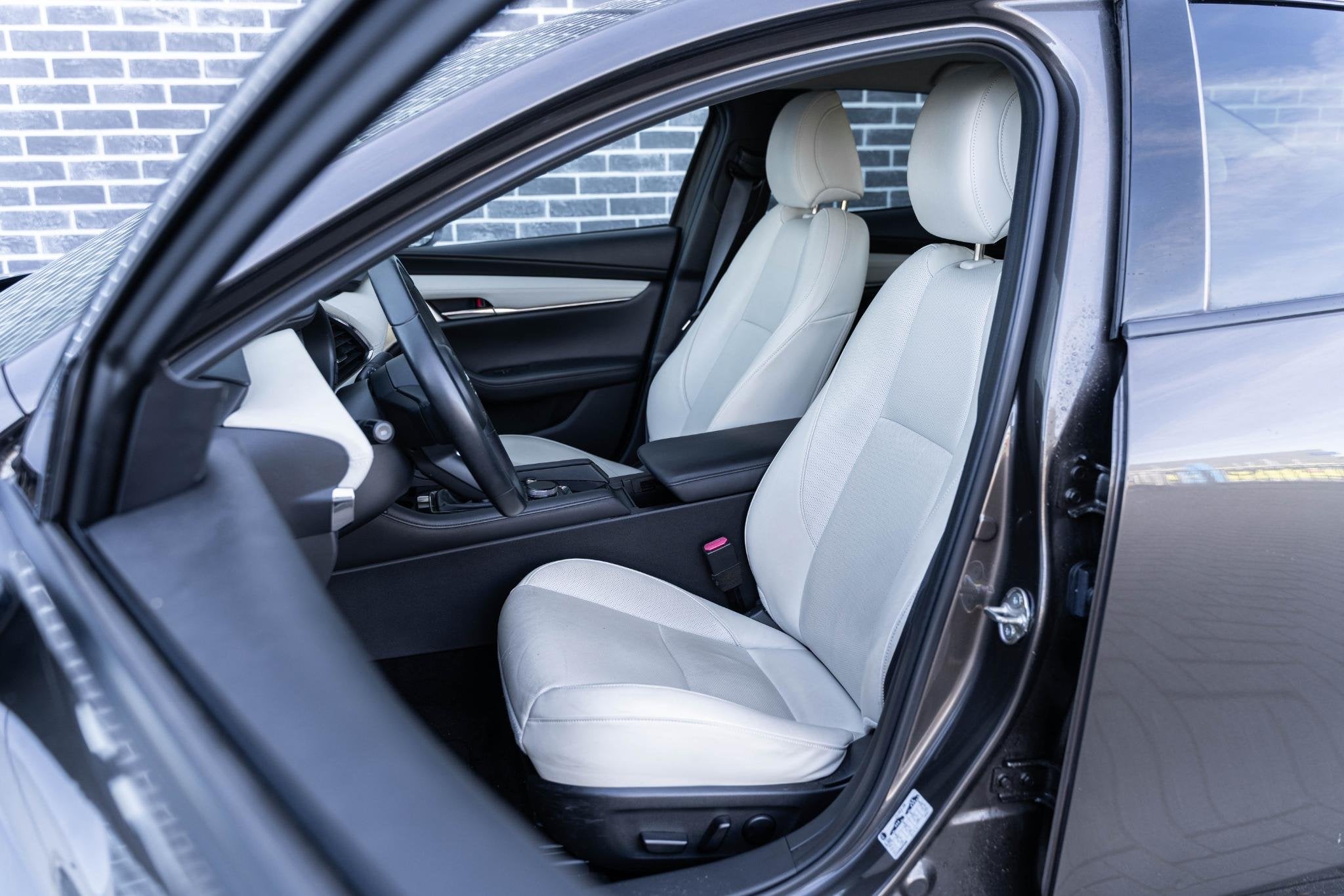 Mazda 3 2.0 e-SkyActiv-X M Hybrid 180 Luxury | Wit Lederen B, Auto's, 4 cilinders, Bruin, 179 pk, Bedrijf