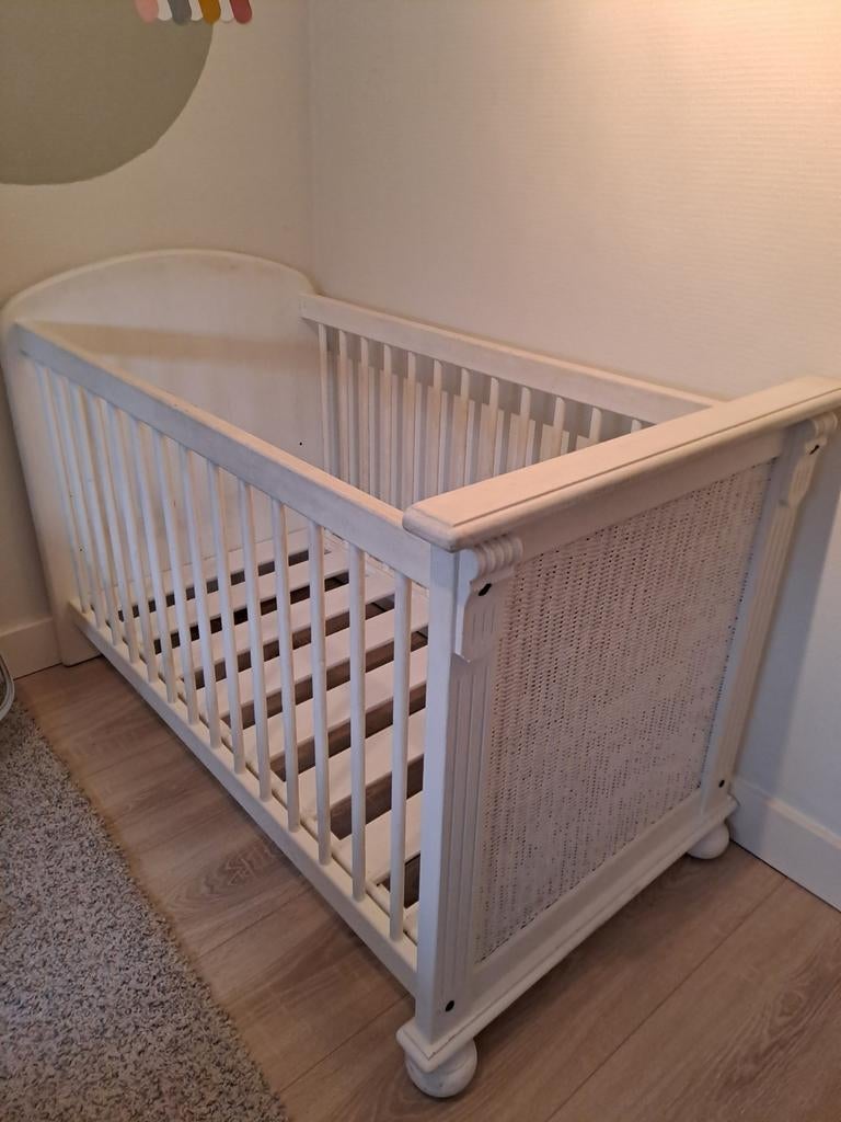 Wit houten ledikant met rotan details, Kinderen en Baby's, Babywiegjes en Ledikanten, Ophalen, Gebruikt, Ledikant