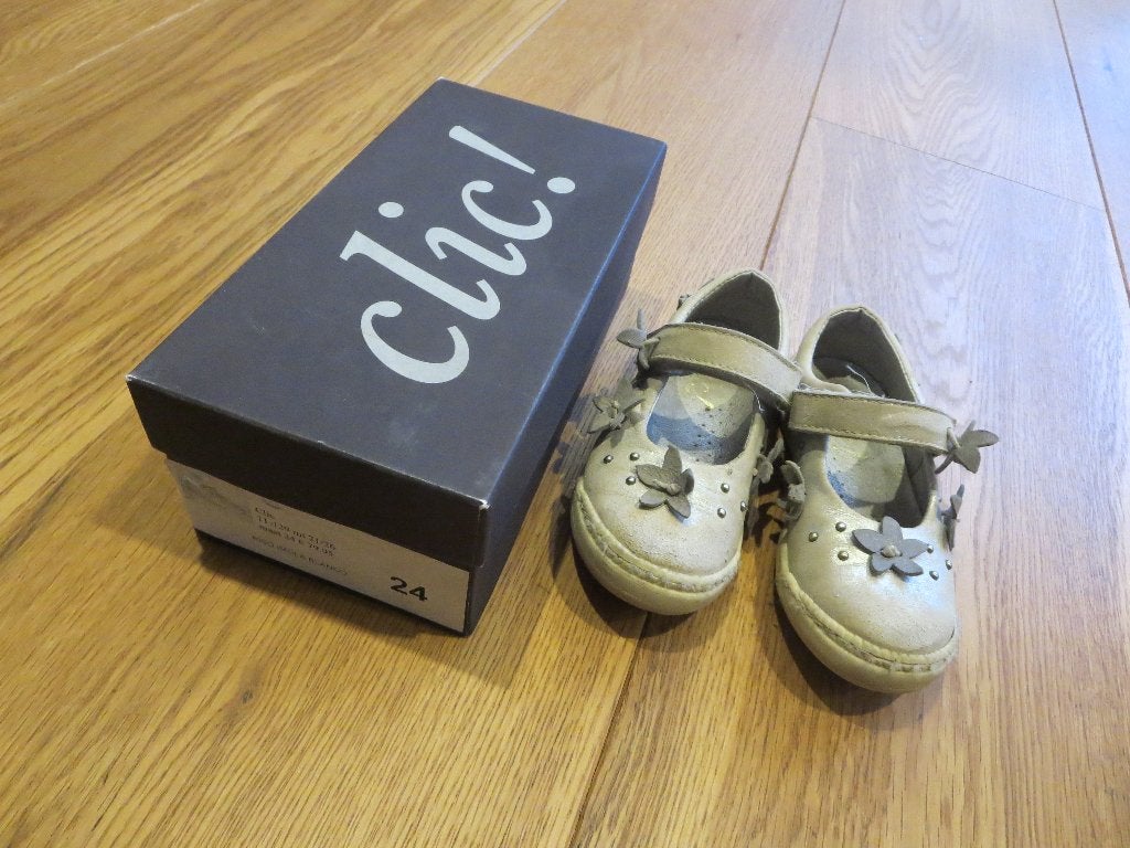 Zilverkleurige schoenen met bloemen maat 24 merk: clic, Kinderen en Baby's, Gebruikt, Meisje, Schoenen, Ophalen of Verzenden