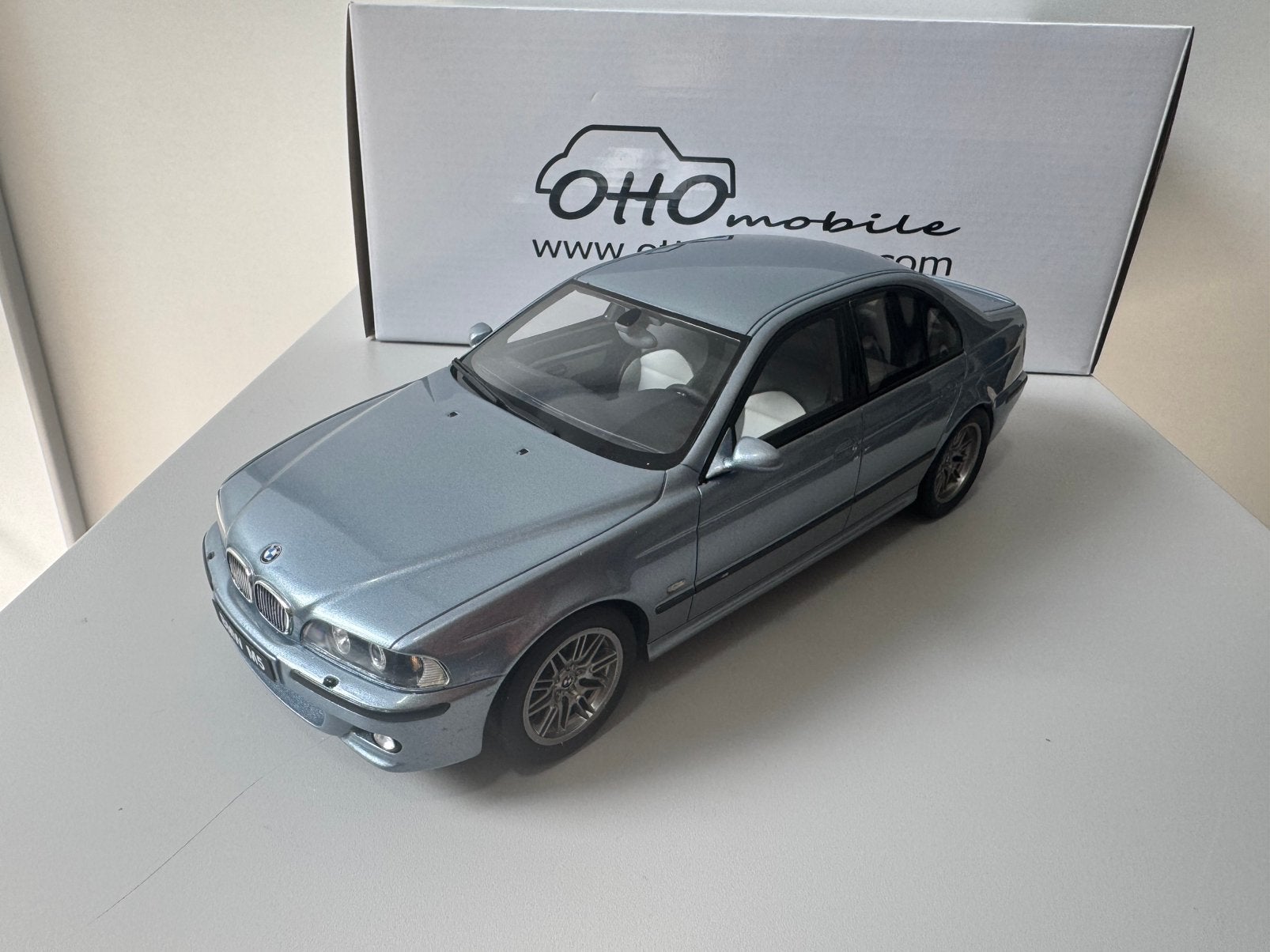 Ottomobile BMW E39 M5 Titanium Silver 2002 1:18 otto mobile, Hobby en Vrije tijd, Modelauto's | 1:18, Ophalen of Verzenden, Zo goed als nieuw