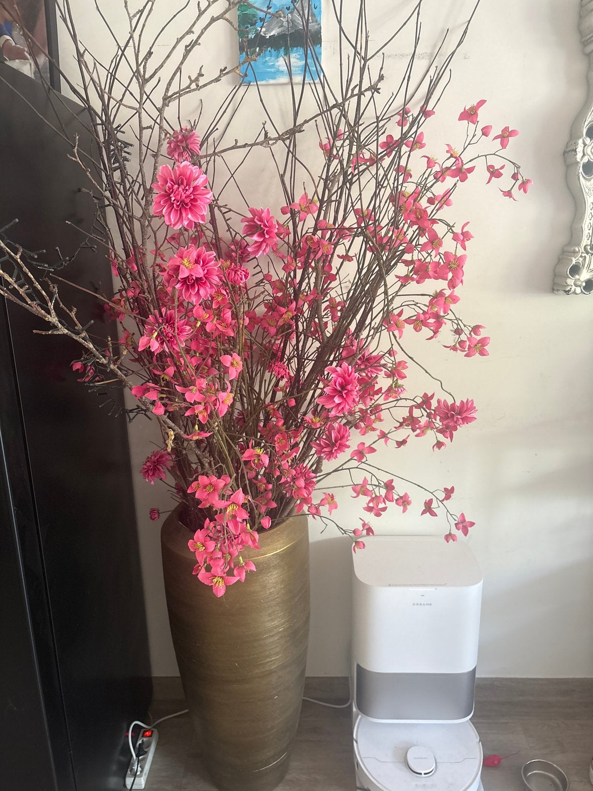 Grote kunstplant met roze bloesem en dahlia's in vaas, Binnen, Roze, Kunstplant, Textiel