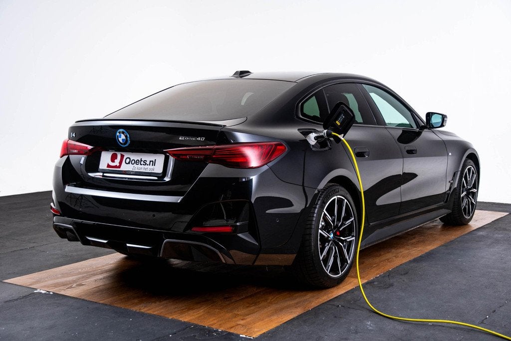 BMW i4 eDrive40 M Sport Edition 84 kWh M Sport Pro - INNOVAT, Auto's, BMW, 12 maanden, Achterwielaandrijving, Zwart, 2020 kg