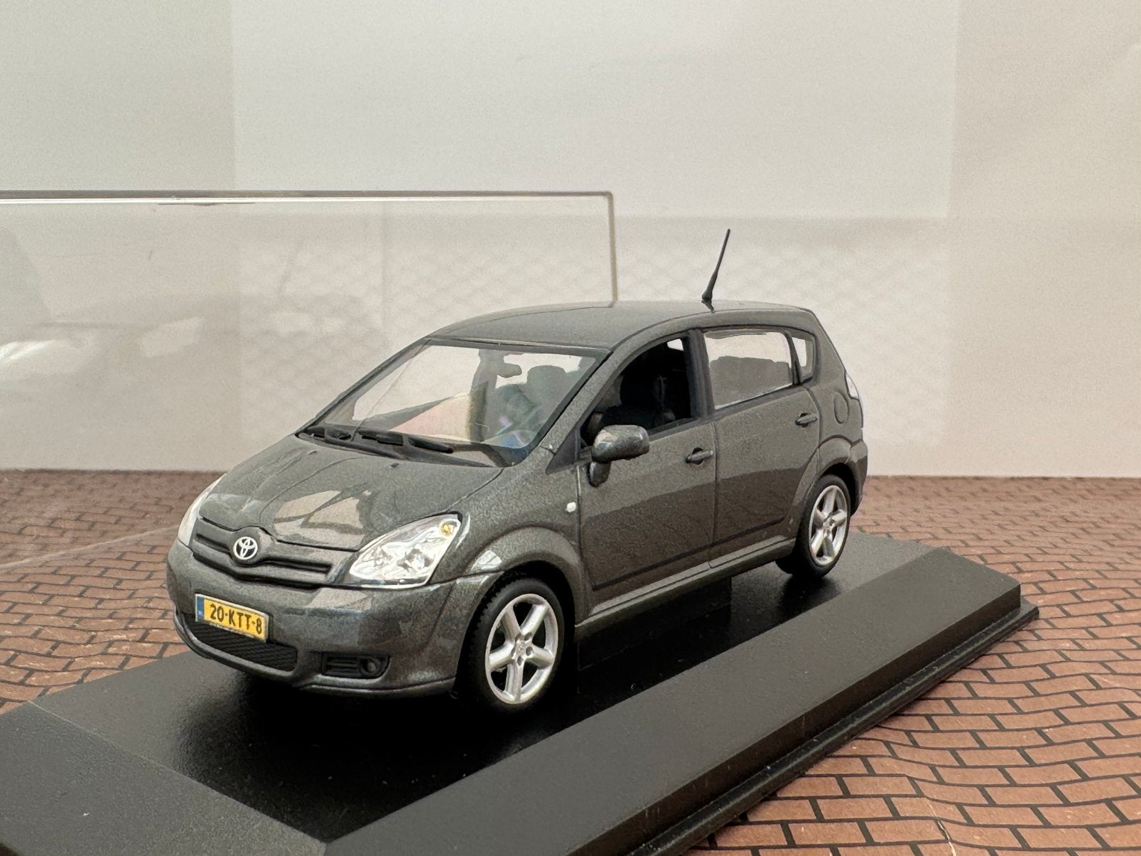 Toyota Verso Corolla 2006 Grijs Minichamps 1:43, Ophalen of Verzenden, Zo goed als nieuw, Auto, MiniChamps