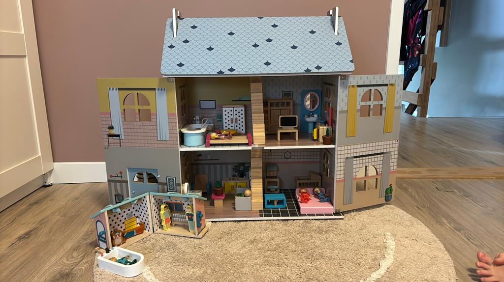 Groot poppenhuis met toebehoren, Ophalen, Zo goed als nieuw, Poppenhuis