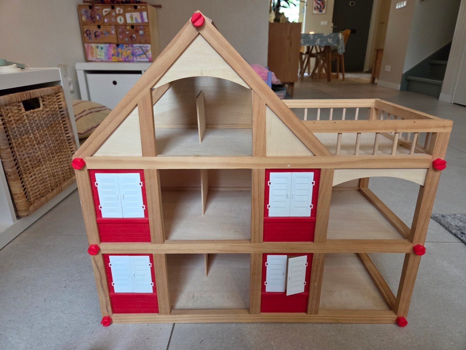 Foto 3 van Groot houten poppenhuis met complete inrichting en poppen