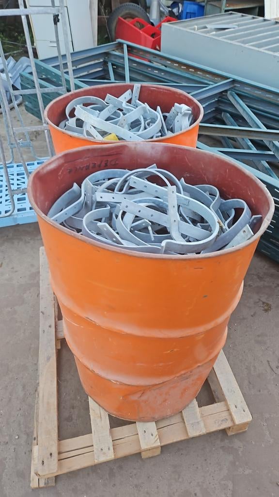 2x 200liter vat vol dakgootbeugels gegalvaniseerde, Ophalen