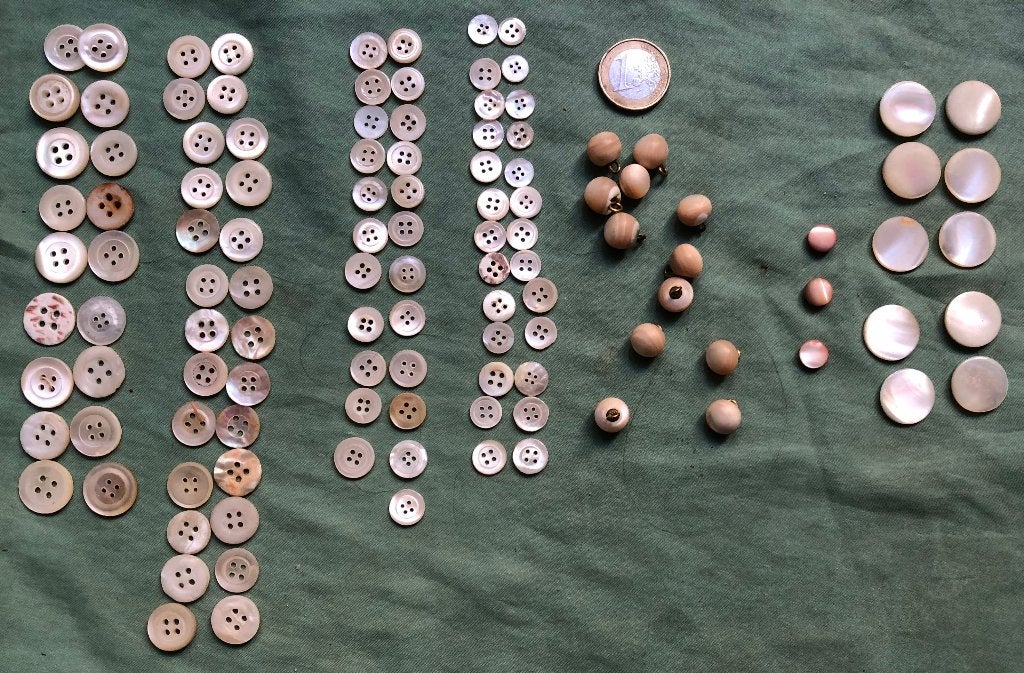Meer dan 100 oude knopen parelmoer knoop, Hobby en Vrije tijd, Naaien en Fournituren, Ophalen of Verzenden, Gebruikt, Knoop of Knopen