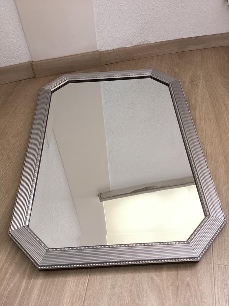 Zilverkleurige spiegel met decoratief frame (47x67cm), Ophalen, Minder dan 50 cm, Gebruikt, Minder dan 100 cm