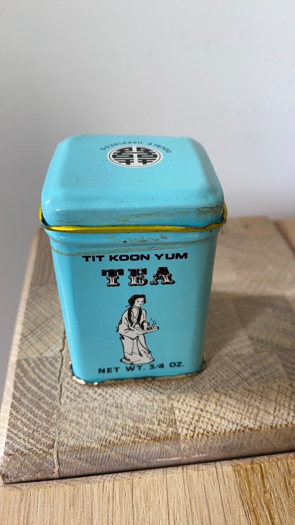 Tit Koon yum klein blauw thee blik Double Happiness, Ophalen of Verzenden, Gebruikt, Thee