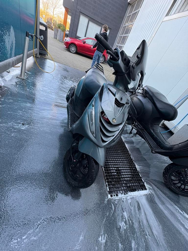 Zip 80cc grijs brom met begrenzer, Fietsen en Brommers, Scooters | Piaggio, Ophalen, Zo goed als nieuw, Benzine, Zip