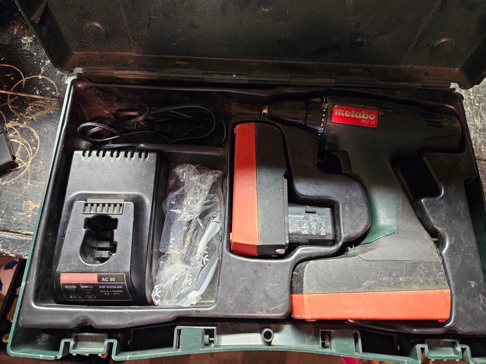 Metabo BSZ 18 Accuboormachine met lader en accu, Gebruikt, Variabele snelheid, Ophalen of Verzenden, Boor- en Schroefmachine